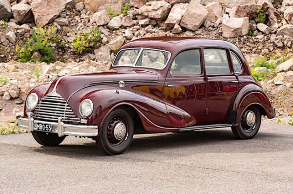 Следвоенното разделяне на Германия на Източна и Западна, уникално престъпление на болни мозъци, причинява известни проблеми в историята на BMW. Компанията възобновява производството на Изток в края на 40-те години на миналия век, но по-късно нейната фабрика става собственост на соц правителството.

В този момент автомобилите &ndash; обикновено леко модифицирани версии на съществуващи модели на BMW, са ребрандирани като EMW -  Eisenacher Motorenwerke.

Споразумението не продължава дълго, но достатъчно, за да може EMW да построи няколко състезателни коли, една от които стартира, но не стига до финала на Голямата награда на Германия през 1953 г.